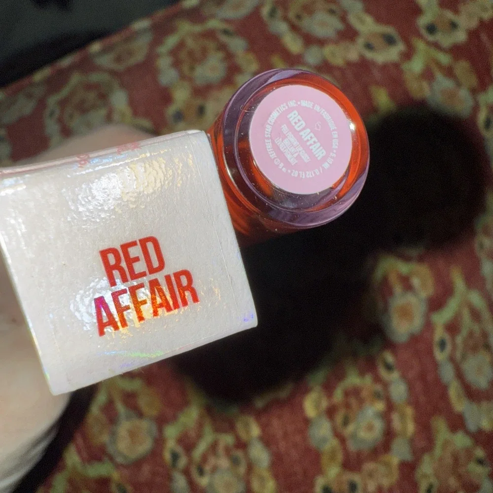 Jeffrey Star Supreme Gloss‎ Red Affair Full Pigment Shine Vanilla Cupcake Scent